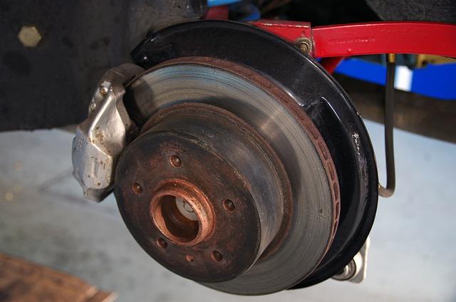 Demontáž starých pneumatik a kontrola opotřebení